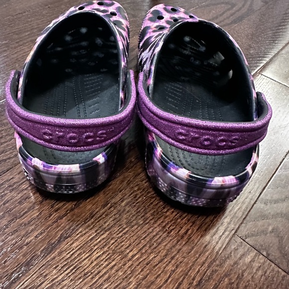 NWT PINK /PURPLE Classic Animal Print Crocs Youth size J6 Papaya Leopard shoes - Picture 3 of 3